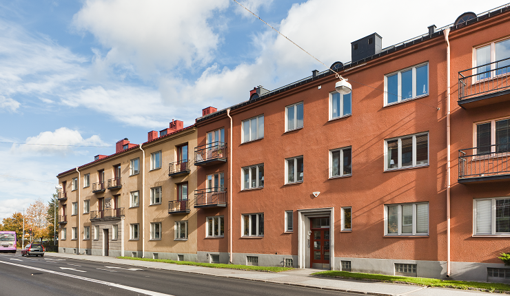 Utsidan av lägenheterna på Grillgården i Örebro. Fastigheten består av orange och gul puts samt plåttak