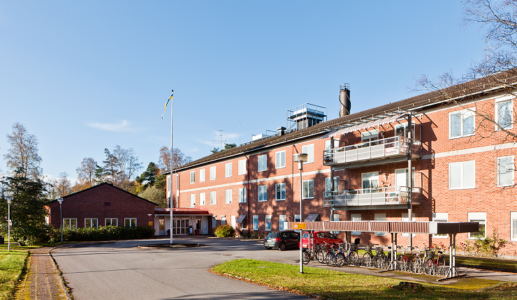 Utsidan av fastigheten Gillershöjden i Hällefors. Fastigheten består rött tegel, svarta takplattor och balkonger.