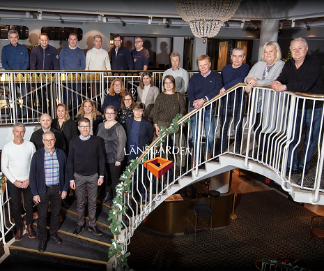 Bilden visar all personal på Länsgården. All personal står tillsammans i en trappa.