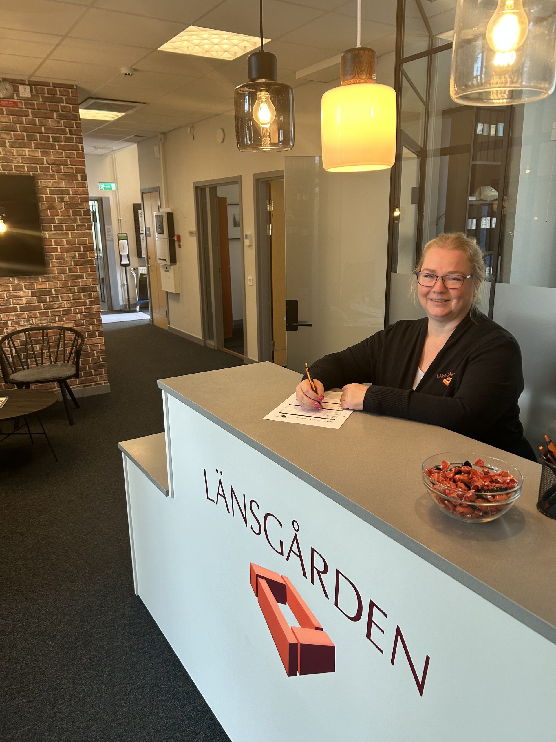 Agneta är den första besökarna möter på Länsgården